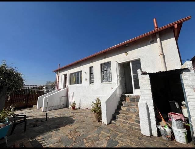 6 BEDROOM HOUSE FOR SALE IN BEZUIDENHOUT VALLEY
